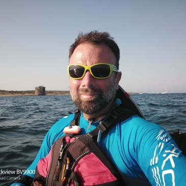 In viaggio in kayak da più di un mese per raccogliere suoni, voci e immagini dalla Sicilia