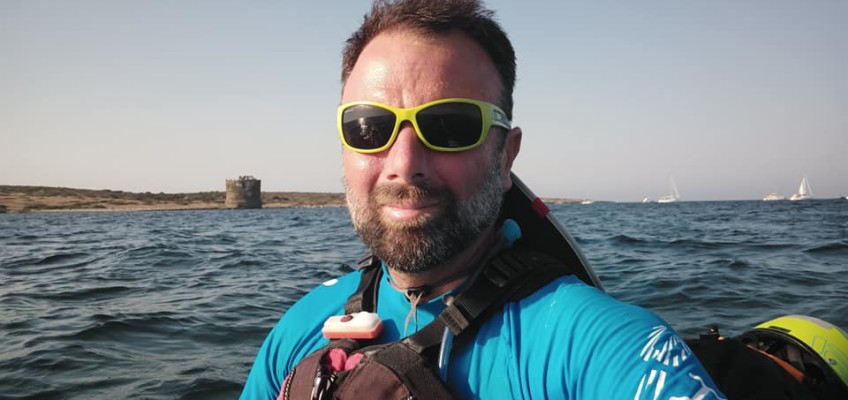 In viaggio in kayak da più di un mese per raccogliere suoni, voci e immagini dalla Sicilia